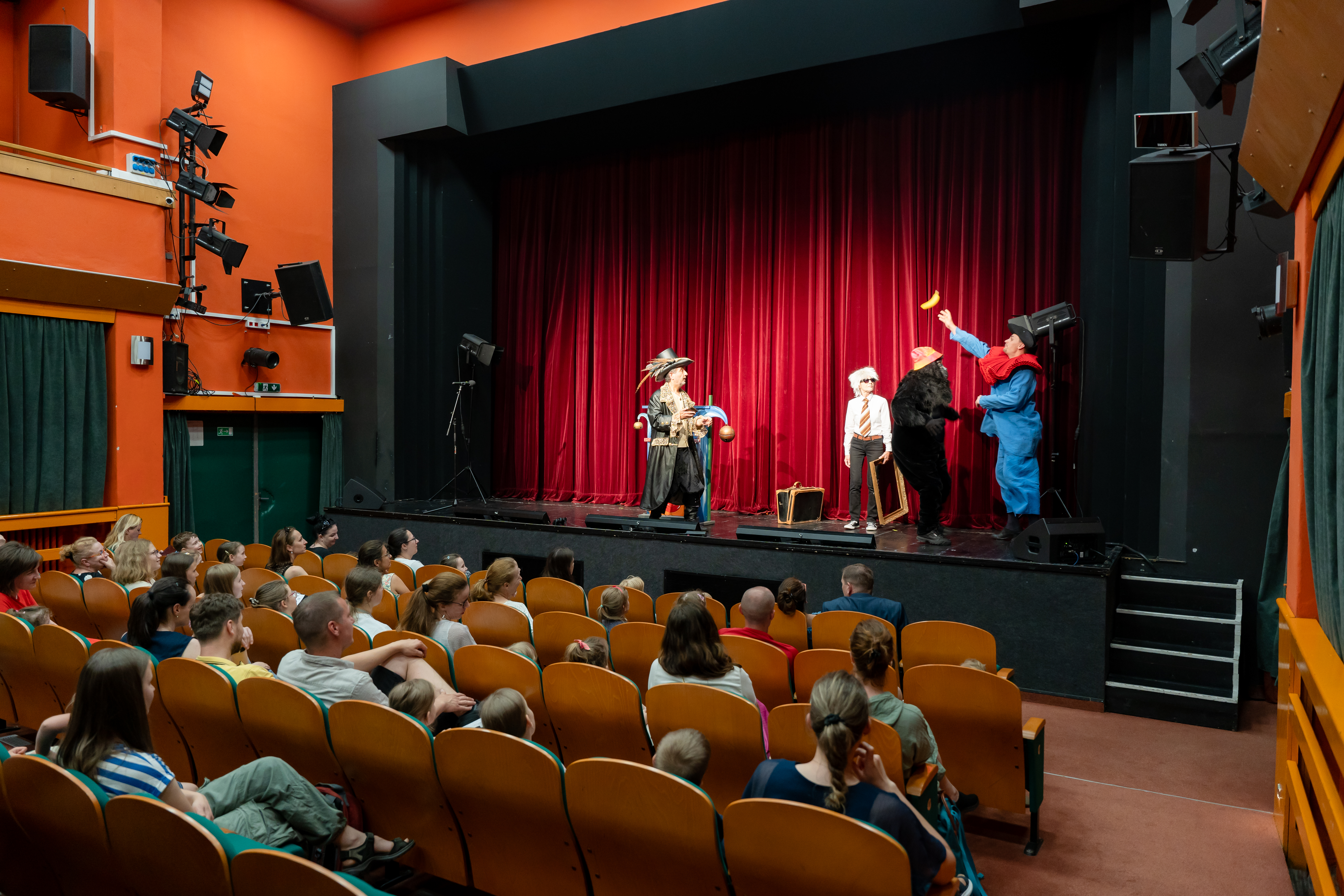 Medzinarodneho festivalu babkoveho divadla VIRVAR-6